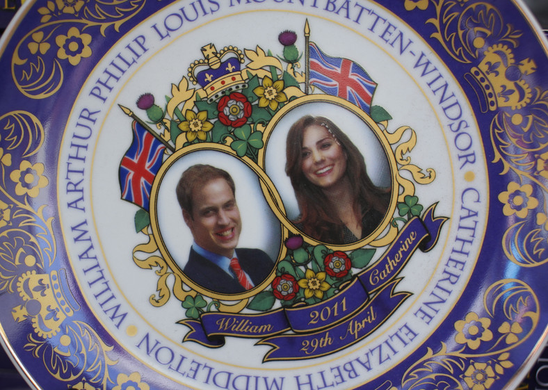 Pamiątkowy talerz przygotowany z okazji ślubu księcia Williama i Kate Middleton na wystawie w sklepie w Londynie, Wielka Brytania.