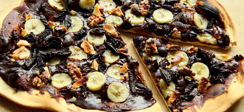 Pizza na słodko - z czekoladą, bananami i orzechami