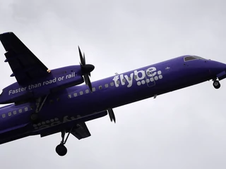 Samolot Flybe startujący z lotniska Londyn City