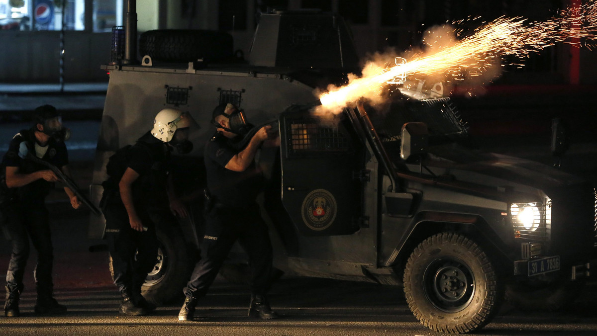 - Tysiące osób manifestowało i starło się z policją w nocy ze środy na czwartek w wielu miastach Turcji. Protestujący wyrażali sprzeciw po zabiciu w poniedziałek młodego mężczyzny podczas demonstracji - poinformowały tureckie media.