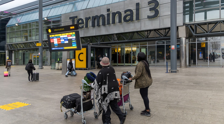 A londoni repülőtereken is nagy volt a káosz / Fotó: Northfoto
