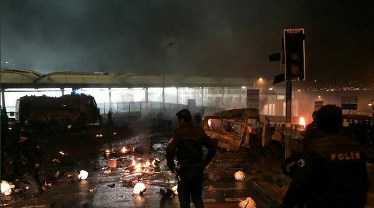 A török média szerint a támadás a rohamrendőrök ellen irányult /Fotó: Twitter