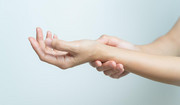 Botoks na wilgotne dłonie - jak wygląda zabieg na nadpotliwość?