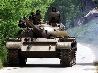 Czołgi T-55 produkowano w ZSRR od 1956 r. Od lat 60. produkowano je także w Polsce. Ostatnie egzemplarze zjechały z taśmy produkcyjnej w 1981 r. Z uzbrojenia polskiej armii wycofany w 2002 r.  Zdjęcie wykonano w maju 2001 r. podczas konfliktu w Macedonii