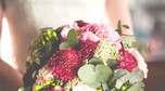 Różowo-kremowy bukiet ślubny z piwonii, róż i eukaliptusa w luźnej formie