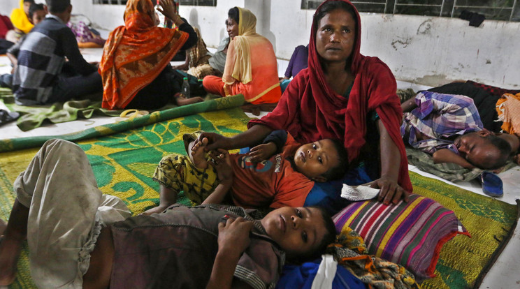300 ezer embert menekítenek ki/Fotó: AFP
