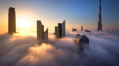 Dubaj zatopiony we mgle. Zdjęcia robią wrażenie