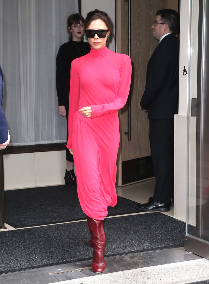 Victoria Beckham w różowej stylizacji