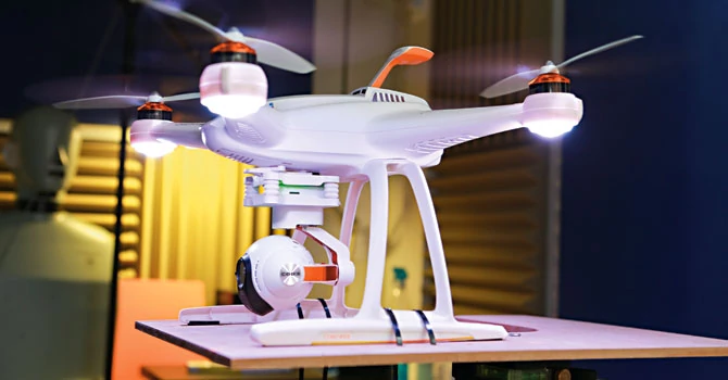 W testowym laboratorium zmierzono głośność pracy dronów na biegu jałowym i pod pełnym obciążeniem.