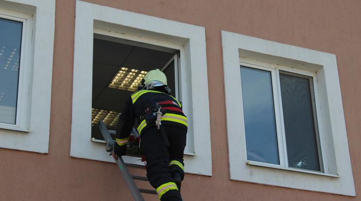Brigány Róbert tűzoltó 
a kihúzható létrán mászott fel kedvese munkahelyének ablakába /Fotó: MKI
