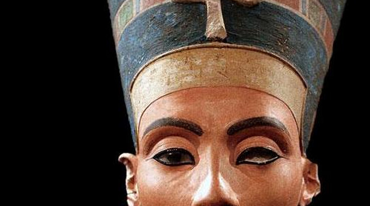 Tutanhamon sírjába temették Nofertitit