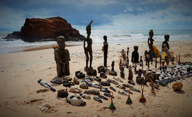 Mistycyzm senegalski. Figurki na plażach w Toubab Dialaw