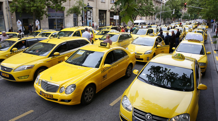 Budapesti taxisok, még az Uber betiltása miatti tüntetésen... /Fotó: Fuszek Gábor