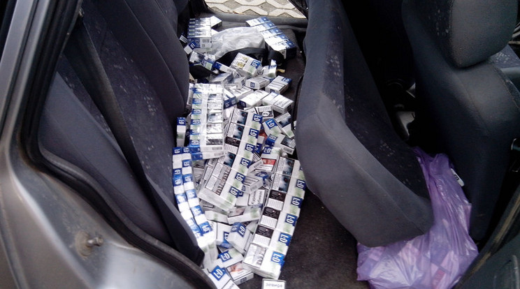 Képünk Sonkádon készült, ahol egy férfi 400 doboz cigit rejtett a kocsija ülése alá /Fotó: police.hu