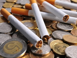 Spadek udziału nielegalnej sprzedaży w rynku do 5,8% jest jednak nie tylko efektem skutecznych działań polskich służb, ale również dynamicznie rosnącej – pomimo podwyżki podatku akcyzowego na papierosy w 2020 roku – legalnej sprzedaży papierosów w Polsce