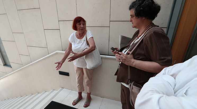 Kecskés Katalin (balra)
mutatta a bírónőnek,
hogyan esett le a lépcsőn /Fotó: Isza Ferenc