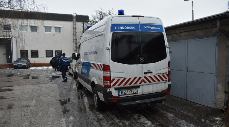 Rendőrök intézkednek az E.ON győri telephelyén / Fotó: Police.hu