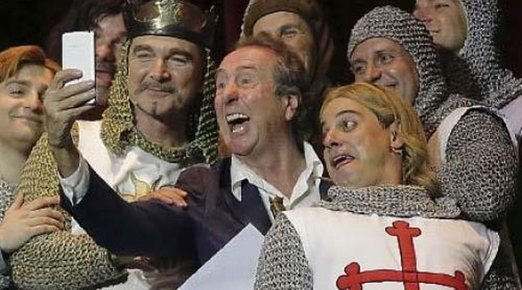 Eric Idle a Madách sztárjaival szelfizett