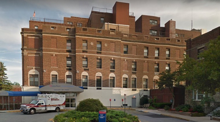 Ebben a Long Island-i kórházban történt a különös eset / Fotó: Google Earth