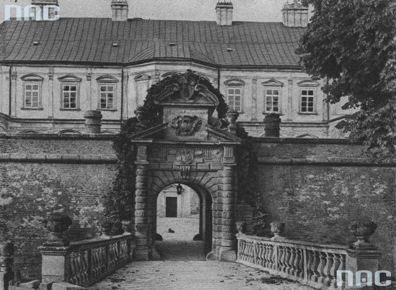 Widok ogólny bramy wjazdowej zamku Podhorce (1918 - 1939)