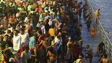 Kilkadziesiąt tysięcy hindusów zanurzyło się w Gangesie [ZDJĘCIA]