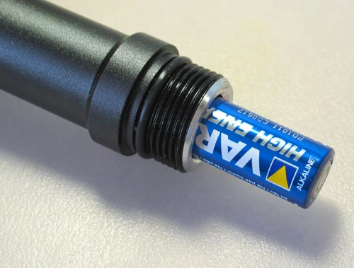 Po odkręceniu tylnej, gumowej zatyczki możemy zainstalować lub wymienić wymagane do pracy dwie baterie typu AA
