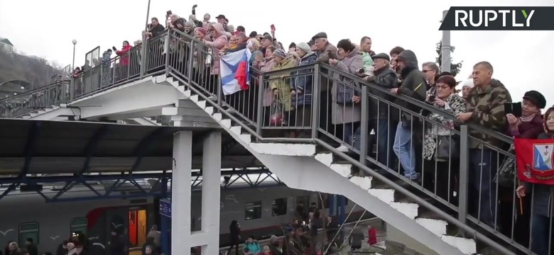 Niecodzienne sceny w Sewastopolu. Mieszkańcy witają pierwszy pociąg z Rosji