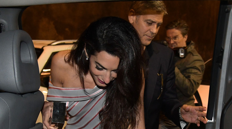 Csont sovány Amal Clooney lába - Fotó: Northfoto