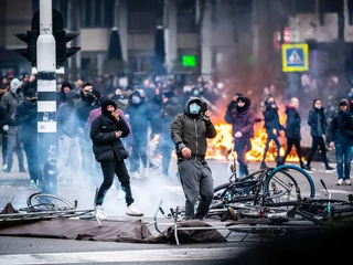 Starcia z policją w Eindhoven. Holandia jest jednym z krajów, w których obowiązują ścisłe restrykcje (mają potrwać do 9 lutego)