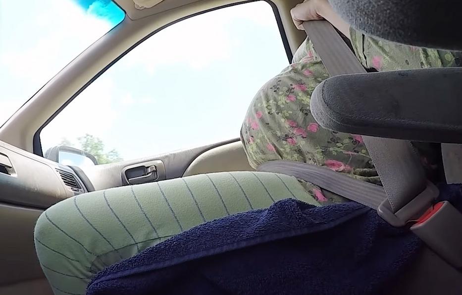 Ez az anyuka az autóban szülte megy 4,5 kilós gyermekét. Elképesztő videó