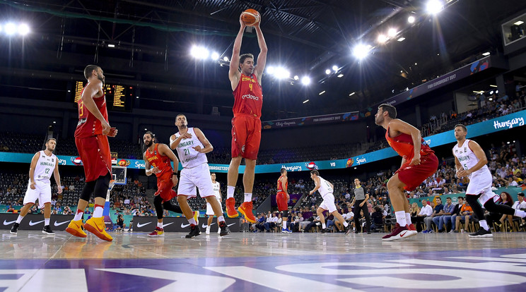 A spanyol Pau Gasol (k) a férfi kosárlabda Európa-bajnokság C csoportjában játszott Magyarország - Spanyolország mérkőzésen Kolozsváron / Fotó: MTI - Czeglédi Zsolt