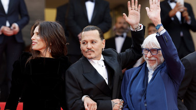 Johnny Depp rok po "procesie stulecia" bryluje na czerwonym dywanie. Tak powitano go na festiwalu w Cannes