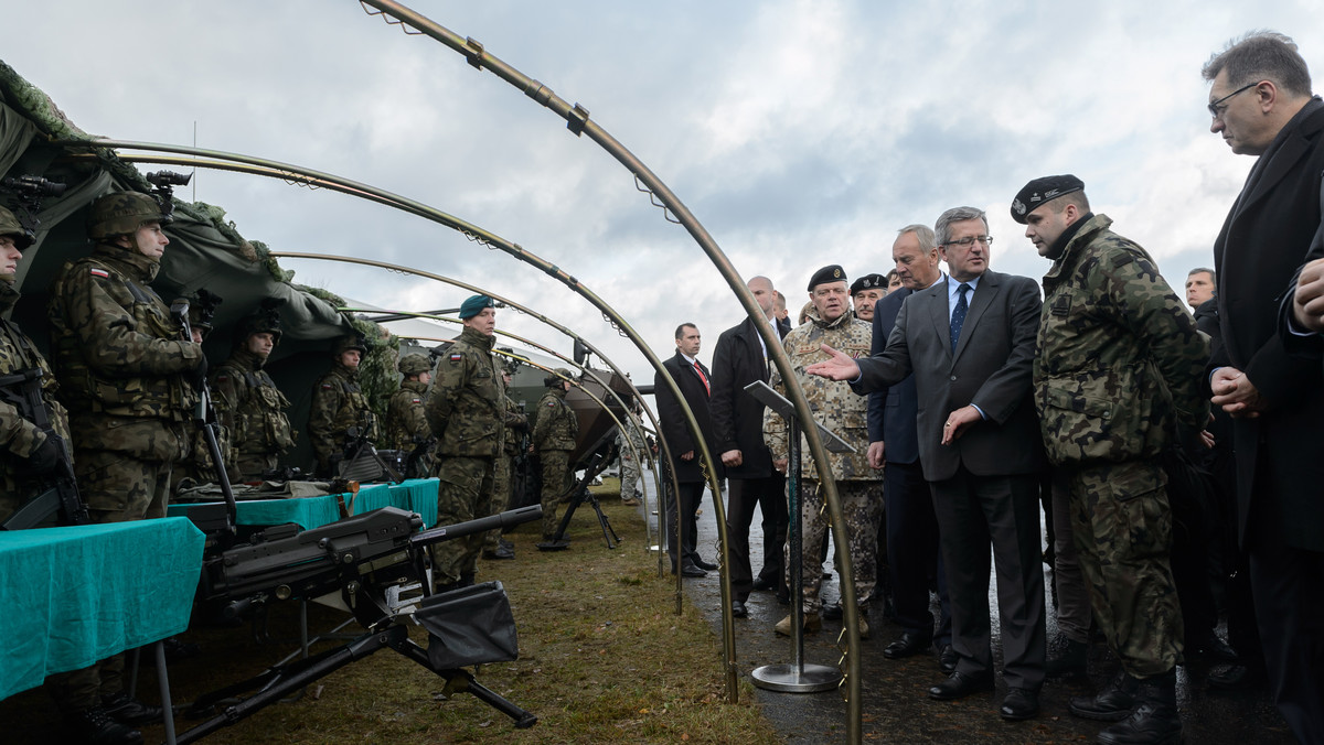 Ćwiczenie Steadfast Jazz pomoże znaleźć proporcje i wytyczyć kierunki zmian zachodzących w NATO - ocenił prezydent Bronisław Komorowski, który w czwartek obserwował część manewrów w Drawsku Pomorskim.