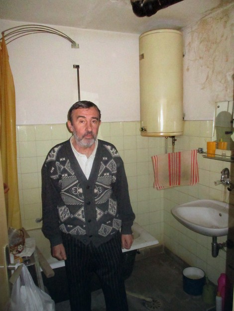 Kupatilo u mraku kupaju se vlažnim peškirima