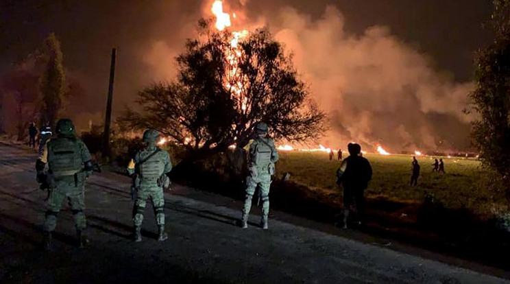 A gázvezeték robbanása utáni lángokat messze is lehetett látni / Fotó: Norhtfoto