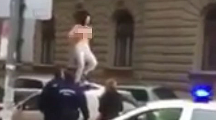 A félmeztelen nőt a rendőrség próbálta leállítani