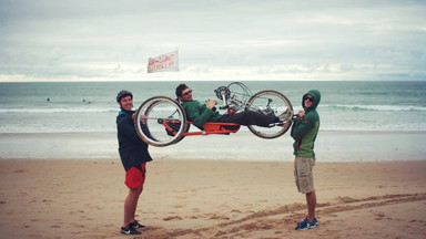 Przejechali rowerami 9 krajów, aby spełnić marzenie kolegi