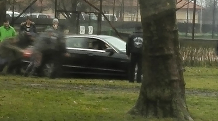 Olvasóriporterünk állítja, a fekete Mercedesben
csücsülő férfi Kis Grófo, nem szállt ki a kocsiból