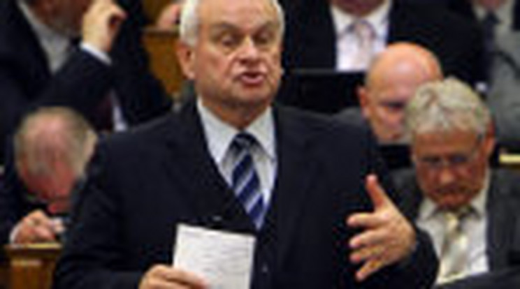 Harrach Péter borozni szokott a Parlamentben