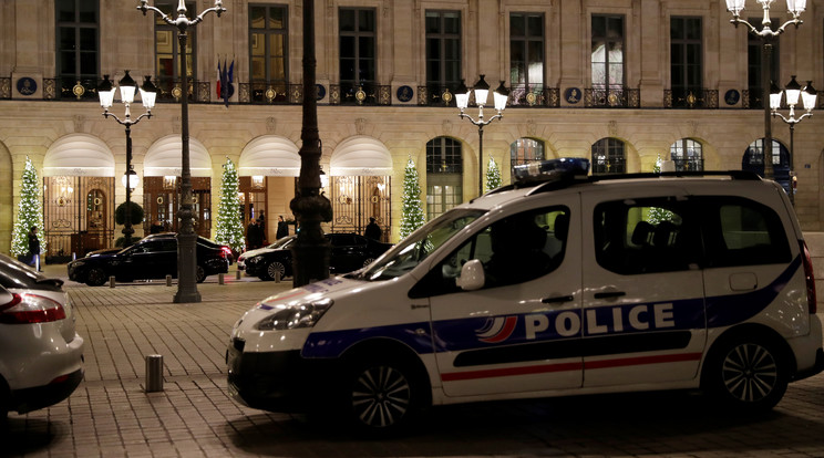 Rendőrségi autó áll Ritz Hotel
előtt /Fotó: AFP