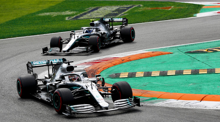 Lewis Hamilton (elöl) és Valtteri Bottas ha megkaparintja Japánban az első és a második helyet, a Mercedes biztosan csapatvilágbajnok lesz /Fotó: Getty Images