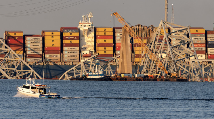 Hatalmas darú érkezet Baltimore kikötőjébe, hogy megkezdje az összeomlott Francis Scott Key híd takarítását / Fotó: MTI / EPA / MICHAEL REYNOLD