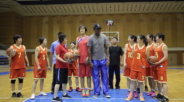 Dennis Rodman a phenjani Pothonggang női kosárcsapatnak tartott
bemutatót/Fotó:MTI