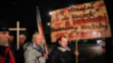 Obwiniają Tuska za atak w Łodzi, manifestacja przed Kancelarią
