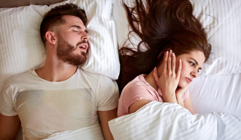 Hogyan lehet megszüntetni a hangos horkolást? 4 bevált módszer, ami segíthet