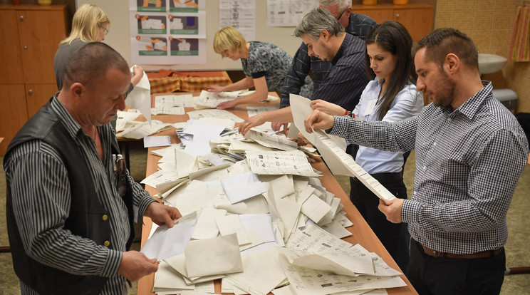 Szavazatszámlálás a vasárnapi voksolás után / Fotó: MTI - Czeglédi Zsolt
