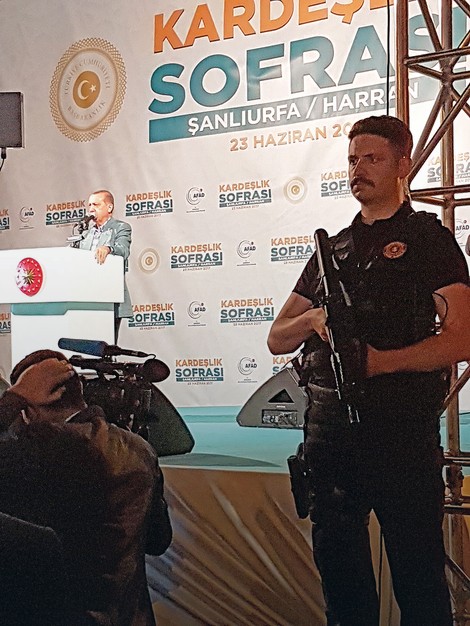 Na meti kritika tokom 40-minutnog govora bili su SAD i Kurdi 