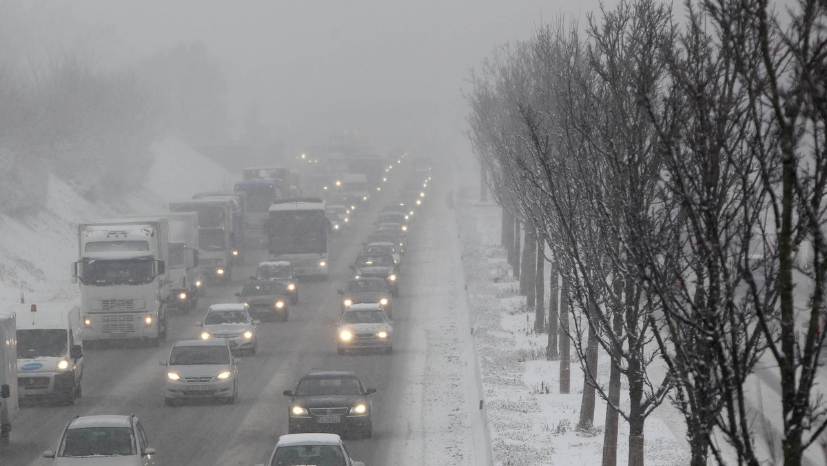 Obfite opady śniegu i niskie temperatury utrudniły dzisiaj ruch na drogach w niektórych regionach Niemiec. Lotnisko w Monachium odwołało 125 lotów.