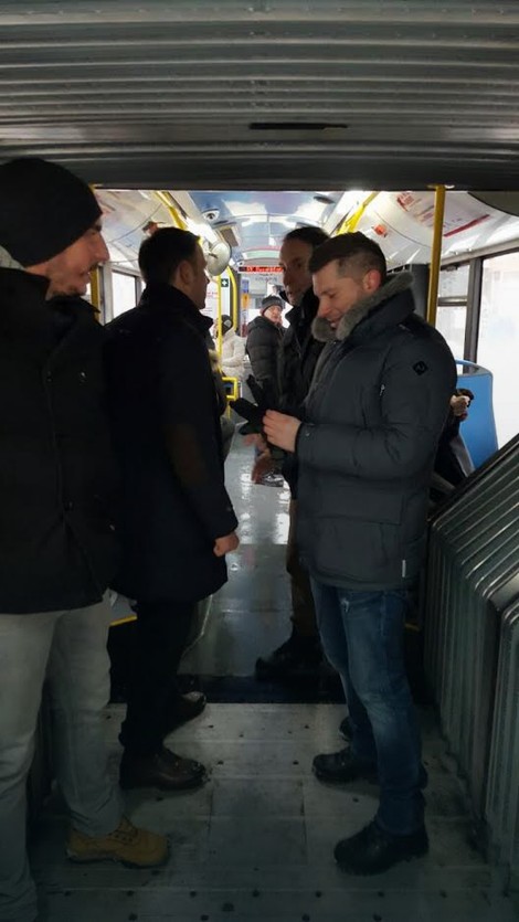 Ćaskanje u polupraznom autobusu