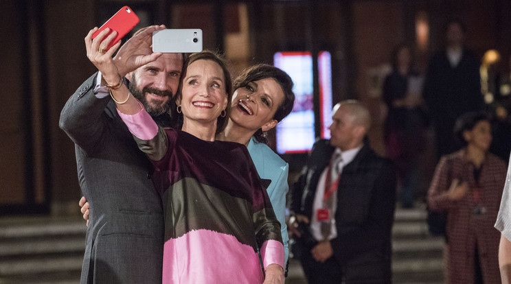 Ralph Fiennes, Kristin Scott Thomas és Juliette Binoche szelfiznek az Angol beteg római bemutatóján /Fotó: Northfoto